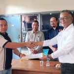 Guntarto Eko Wibowo (kiri) saat ditetapkan sebagai Ketua Umum Perpani Kabupaten Ogan Ilir masa bakti 2026–2030 dalam Musorkab Perpani, di Sekretariat KONI Ogan Ilir, Jumat (3/4/2026).