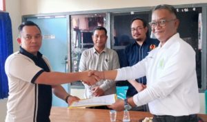 Guntarto Eko Wibowo (kiri) saat ditetapkan sebagai Ketua Umum Perpani Kabupaten Ogan Ilir masa bakti 2026–2030 dalam Musorkab Perpani, di Sekretariat KONI Ogan Ilir, Jumat (3/4/2026).