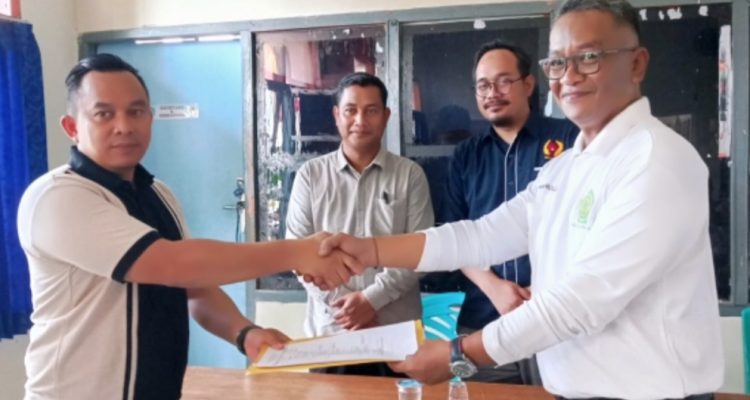 Guntarto Eko Wibowo (kiri) saat ditetapkan sebagai Ketua Umum Perpani Kabupaten Ogan Ilir masa bakti 2026–2030 dalam Musorkab Perpani, di Sekretariat KONI Ogan Ilir, Jumat (3/4/2026).